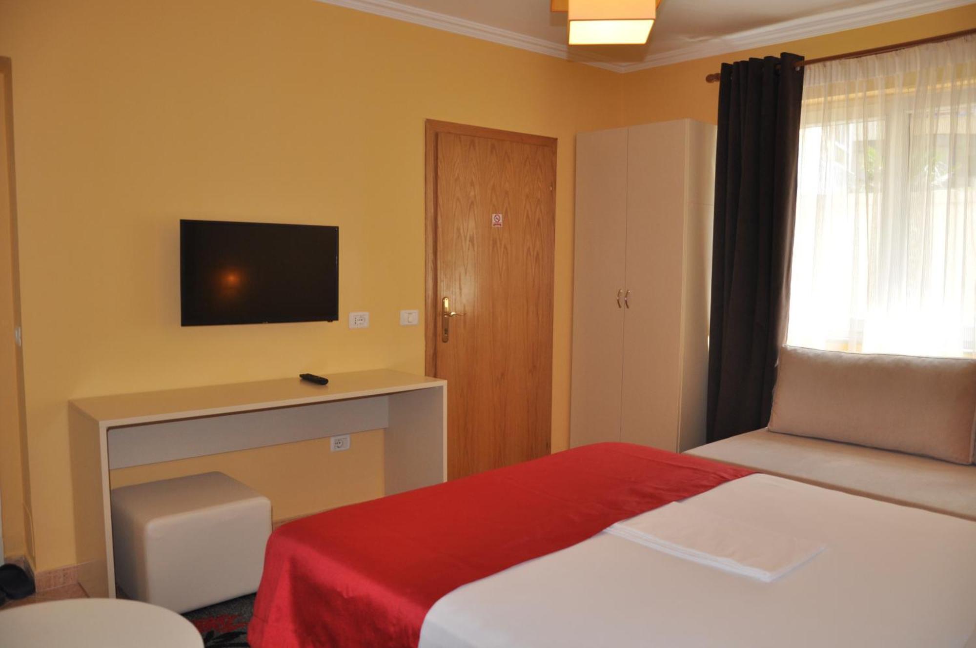 Hotel Pik Loti Tiranë Bilik gambar