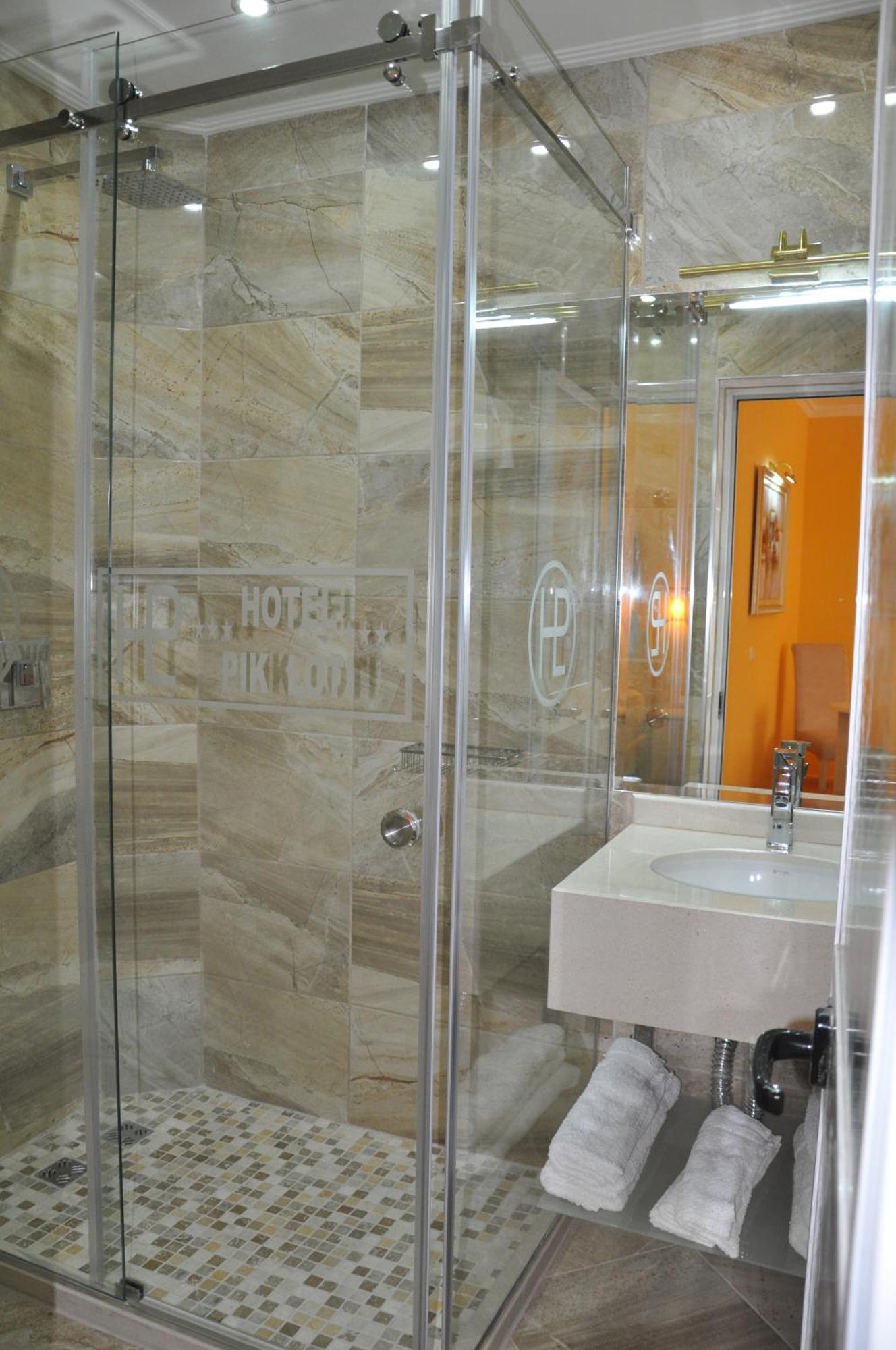Hotel Pik Loti Tiranë Bilik gambar