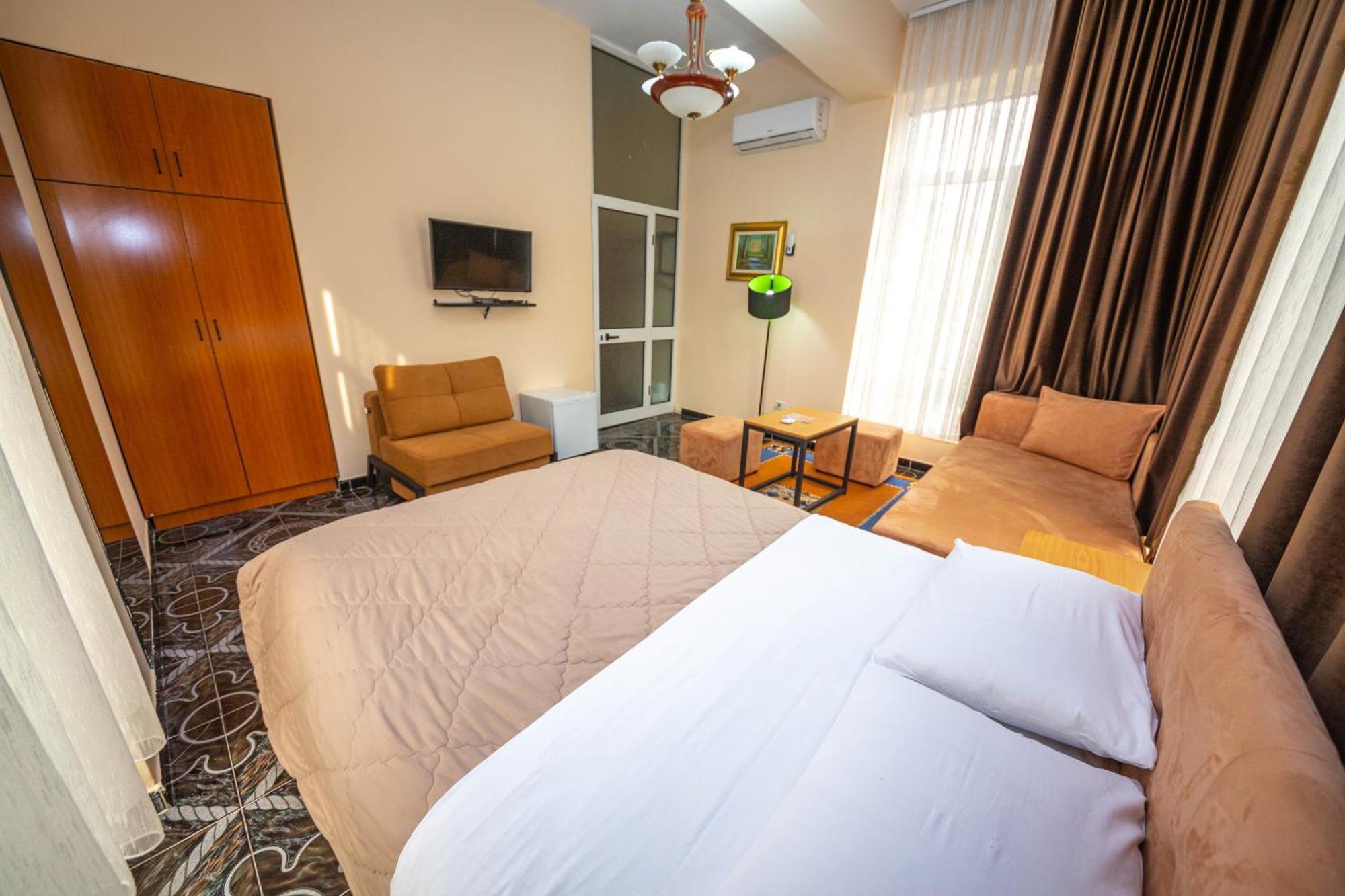 Hotel Pik Loti Tiranë Bilik gambar