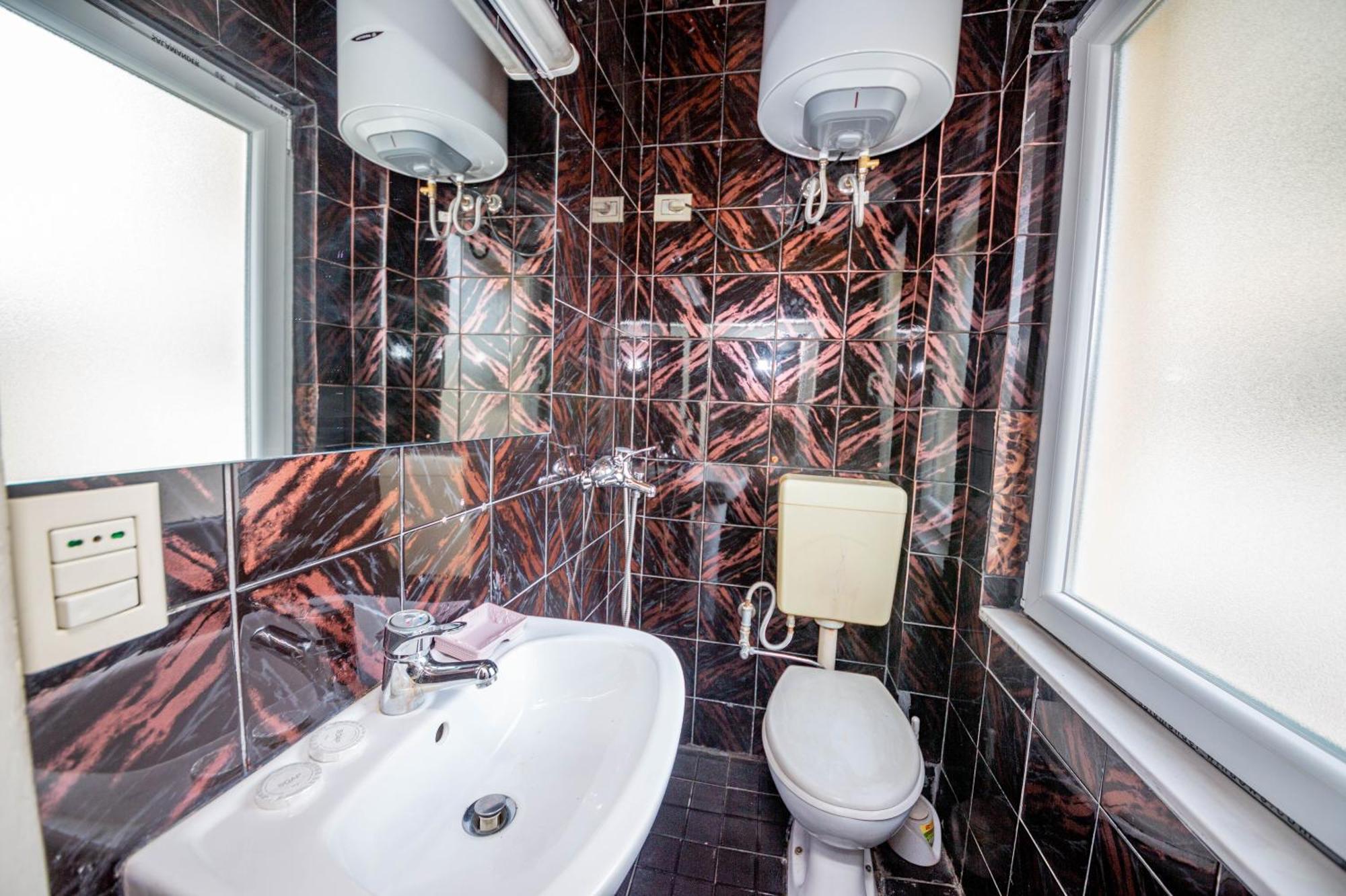 Hotel Pik Loti Tiranë Bilik gambar