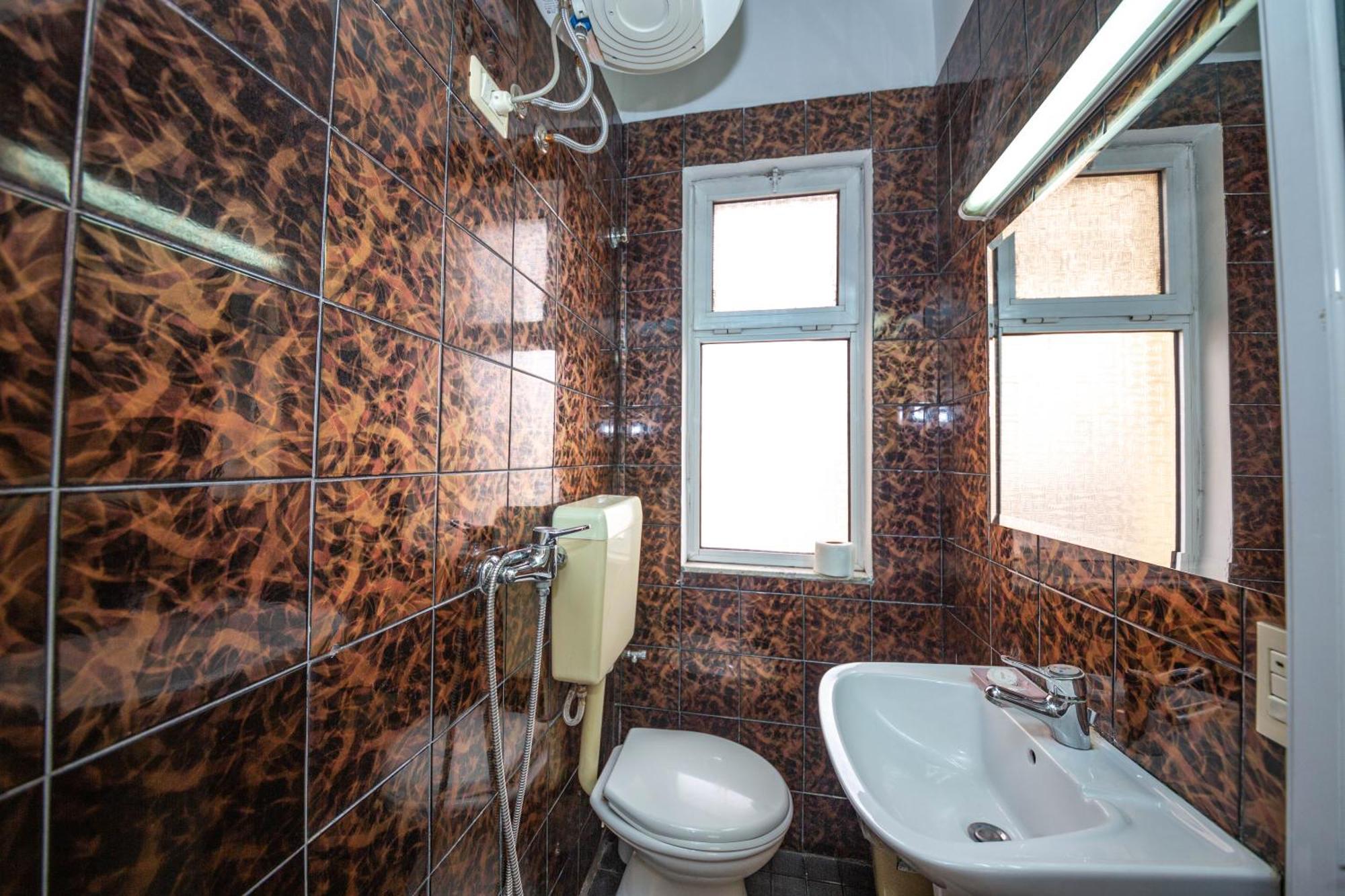 Hotel Pik Loti Tiranë Bilik gambar
